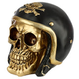 Goldschädel im Motorradhelm als Wohnaccessoire