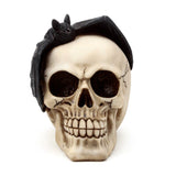 Totenkopfkopf mit Fledermaus als Wohnaccessoire