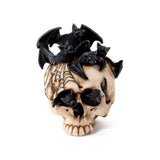 Totenkopf mit Fledermäusen im Inneren