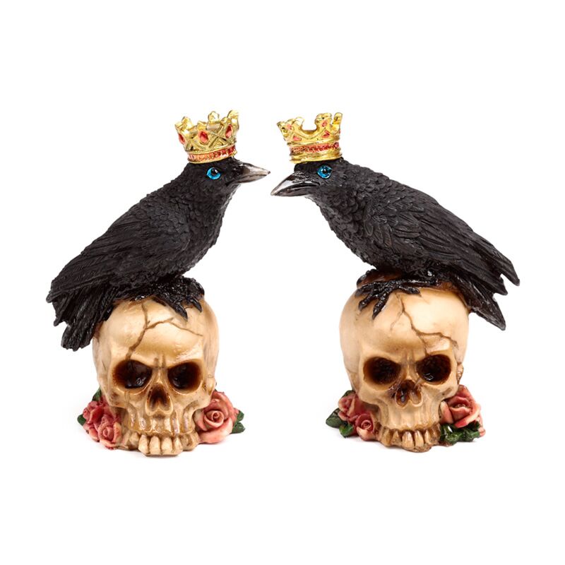 Krähe mit Krone steht auf Totenkopfrosen
