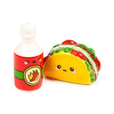 Frida, die Taco-Hot-Sauce-Feinschmeckerin, serviert Salz- und Pfefferstreuer