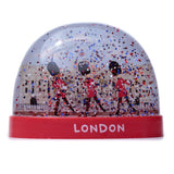 Londoner Souvenir-Königsgarde auf Parade, große glitzernde Schneekugel