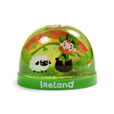Große glitzernde Schneekugel „Irish Luck“.