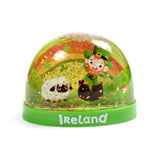 Große glitzernde Schneekugel „Irish Luck“.