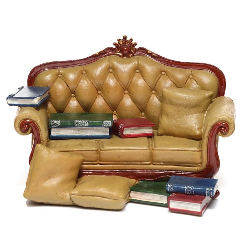 Sofa-Display „Black Cat World“.