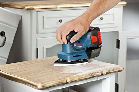 Bosch Blue Bosch Professional GSS 18V-10 – Akku-Exzenterschleifer – ohne Akku und Ladegerät – inklusive 3x Grundplatte mit Schleifplatte – 3x Schleifblatt
