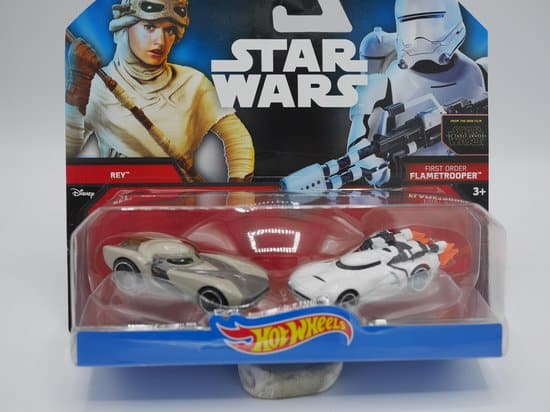 Hasbro Star Wars 2 Autos Rey zusammen mit First Order Flametrooper