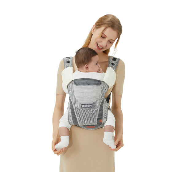 Chipolino Bobby Ergonomische Babytrage mit Kapuzenfliege Ebenholz schwarz grau
