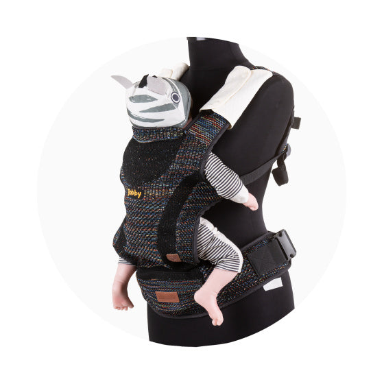 Chipolino Bobby Ergonomische Babytrage mit Kapuzenfliegen mehrfarbig