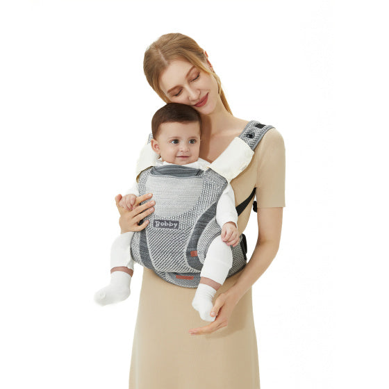 Chipolino Bobby Ergonomische Babytrage mit Kapuzenfliegen mehrfarbig