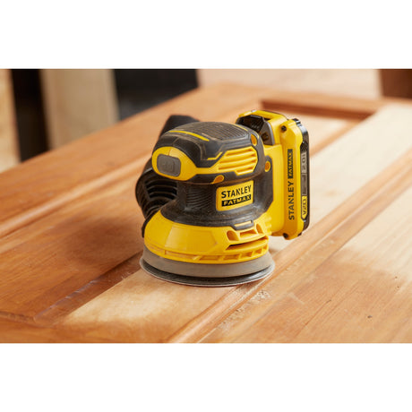 Stanley Fatmax V20 18 V Exzenterschleifer (gelb schwarz, weiche Tasche, Akku (2,0 Ah) und Ladegerät (2 A) im Lieferumfang enthalten)