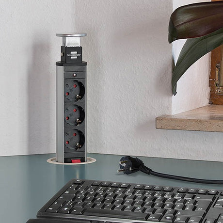 Brennerstuhl Tower Power USB-Ladesteckdose 3-fach mit doppeltem USB-Ladeeingang 2m H05VV-F 3G1,5 komplett in der Tischplatte versenkt