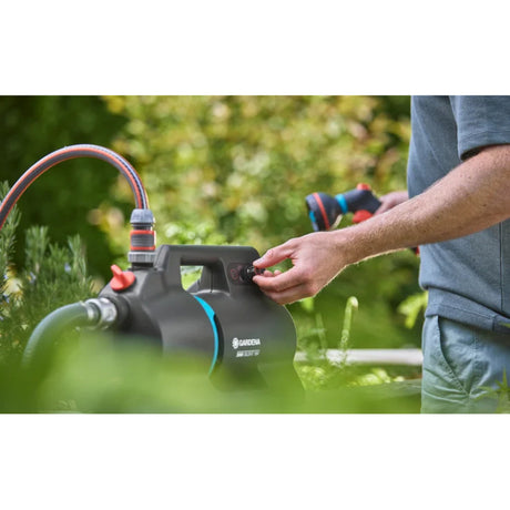 Gardena Akku-Bewässerungspumpe 3000 Silent 18V P4A Fertigset inkl. Akku und Ladegerät (dunkelgrau türkis, 14610-20 | Pumpe | Akku | Ladegerät)