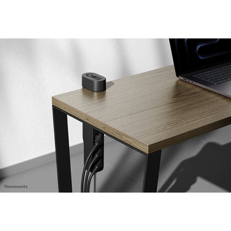 Neomounts DS22-840BL6 Tischsteckdose mit Klemme und USB-C- und USB-A-Anschlüssen – Schnelllade-Steckdosenleiste (schwarz)