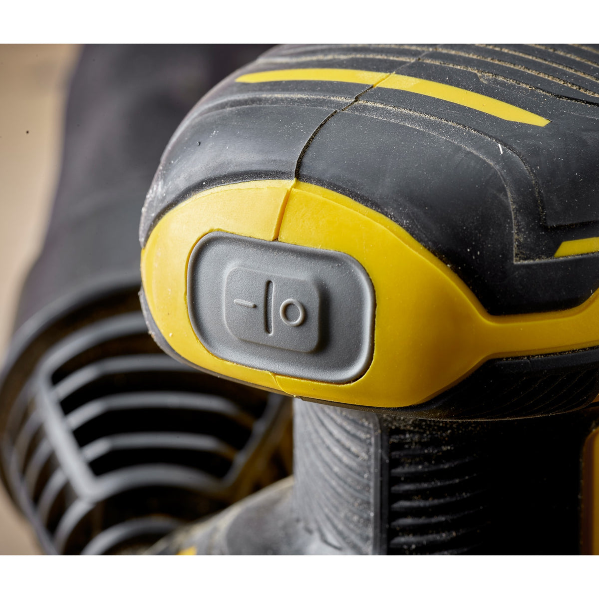 Stanley Fatmax V20 18 V Exzenterschleifer (gelb schwarz, weiche Tasche, Akku (2,0 Ah) und Ladegerät (2 A) im Lieferumfang enthalten)