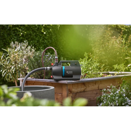 Gardena Akku-Bewässerungspumpe 3000 Silent 18V P4A Fertigset inkl. Akku und Ladegerät (dunkelgrau türkis, 14610-20 | Pumpe | Akku | Ladegerät)