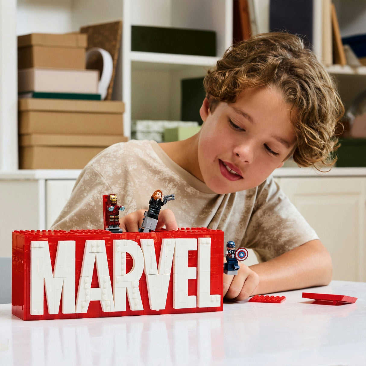 Lego Superhelden 76313 Marvel-Logo und Minifiguren
