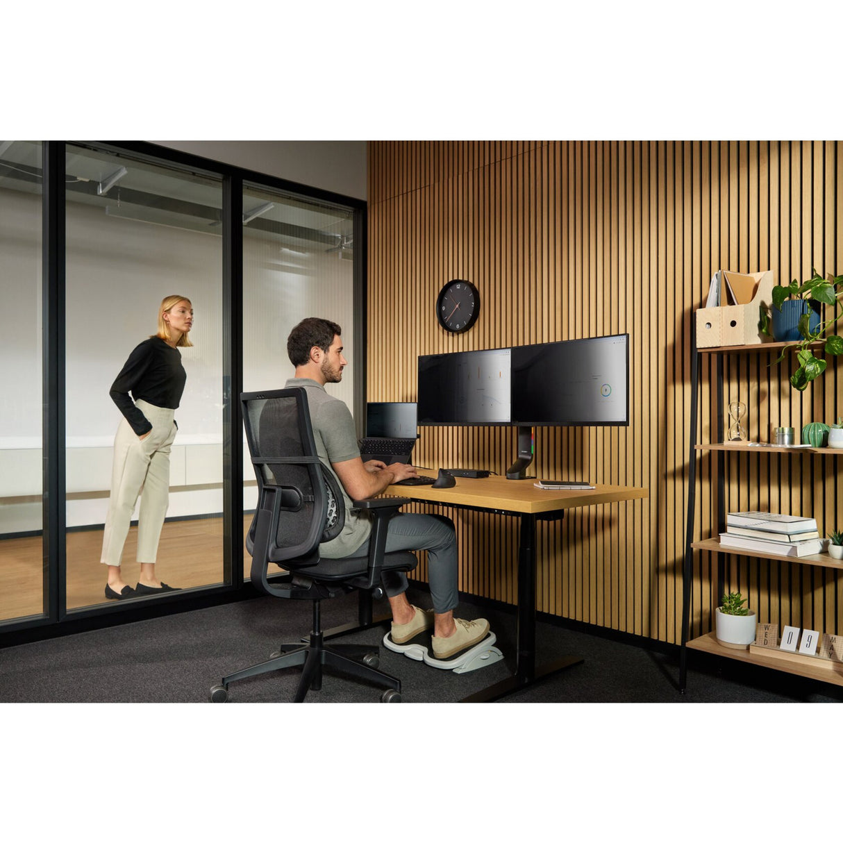 Kensington Pro Fit Ergo My630 EQ wiederaufladbare Maus (schwarz, 1000–2400 dpi, Bluetooth, 2,4 GHz)