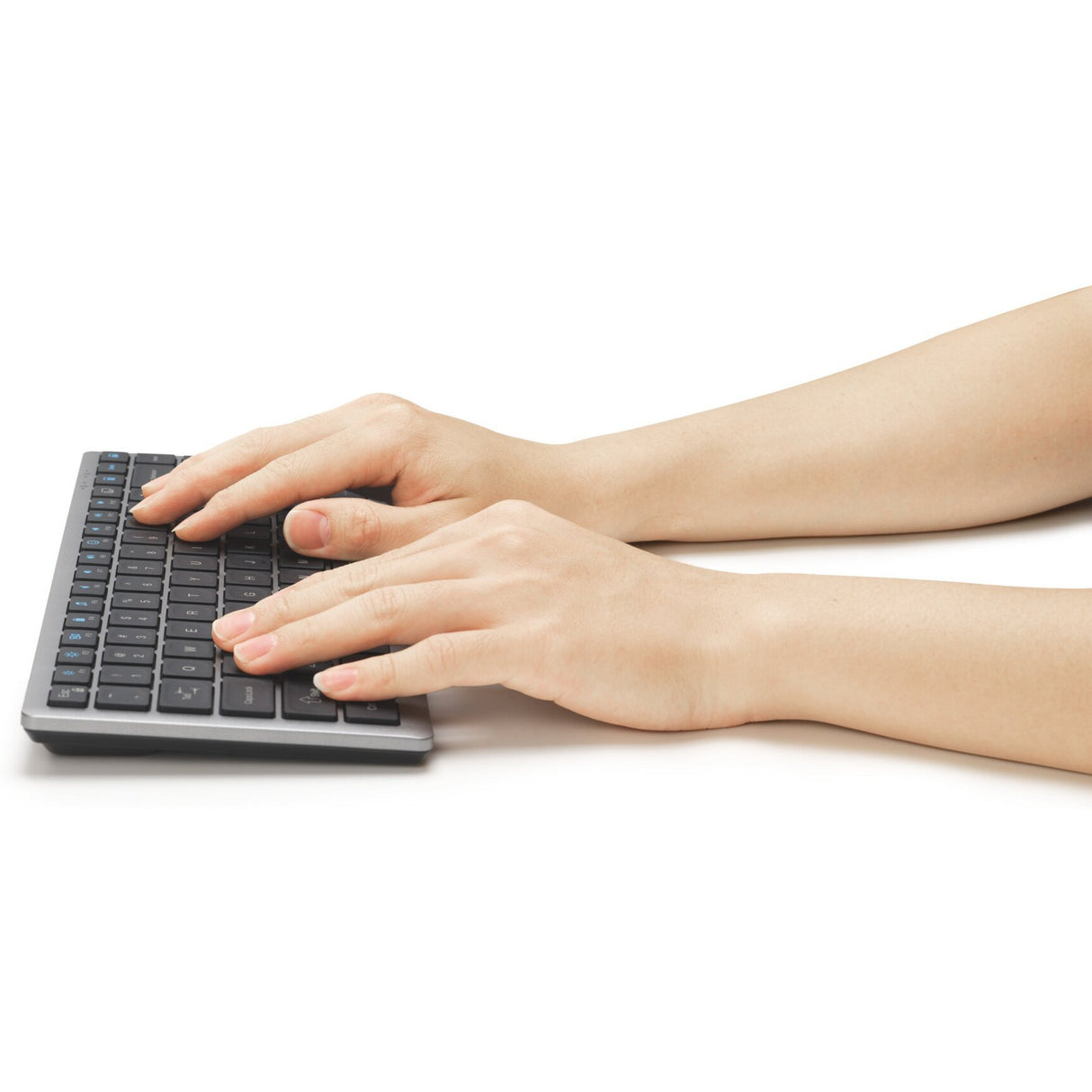 Kensington KB435 EQ wiederaufladbare Kompakttastatur für mehrere Geräte (grau, US-internationales Layout (QWERTY), Scherenschalter, 80 % (TKL), USB, 2,4 GHz, Bluetooth 5.4)
