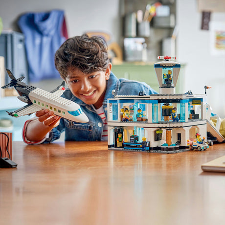 Lego City – Flughafen mit Flugzeugbauspielzeug (60502)