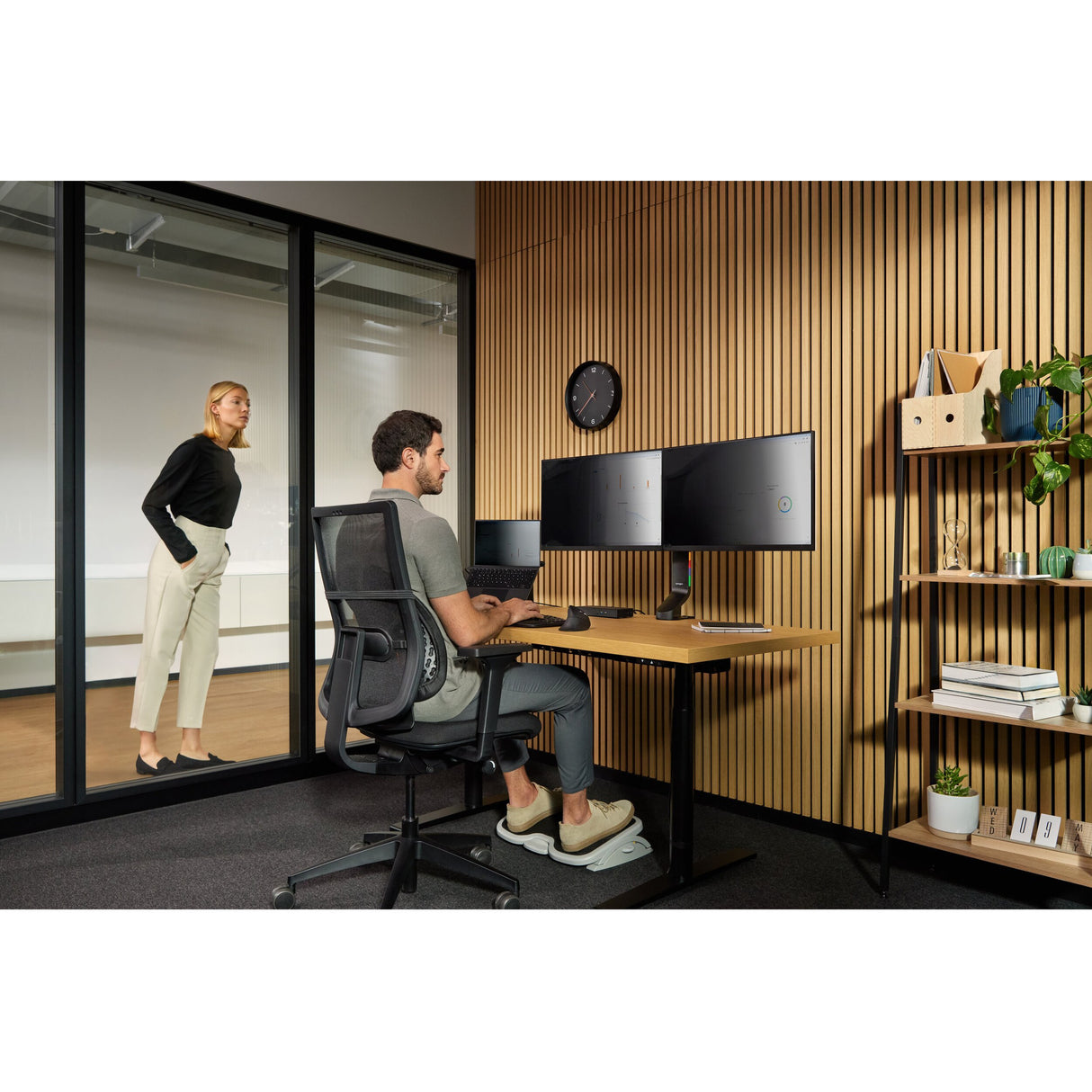 Kensington Pro Fit Ergo KB675 EQ TKL wiederaufladbare Tastatur (schwarz, EU-Layout (QWERTY), Membran, 80 % (TKL), Bluetooth, 2,4 GHz)