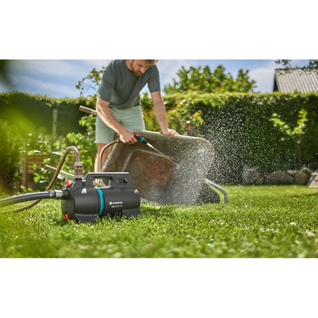 Gardena Akku-Bewässerungspumpe 3000 Silent 18V P4A Fertigset inkl. Akku und Ladegerät (dunkelgrau türkis, 14610-20 | Pumpe | Akku | Ladegerät)