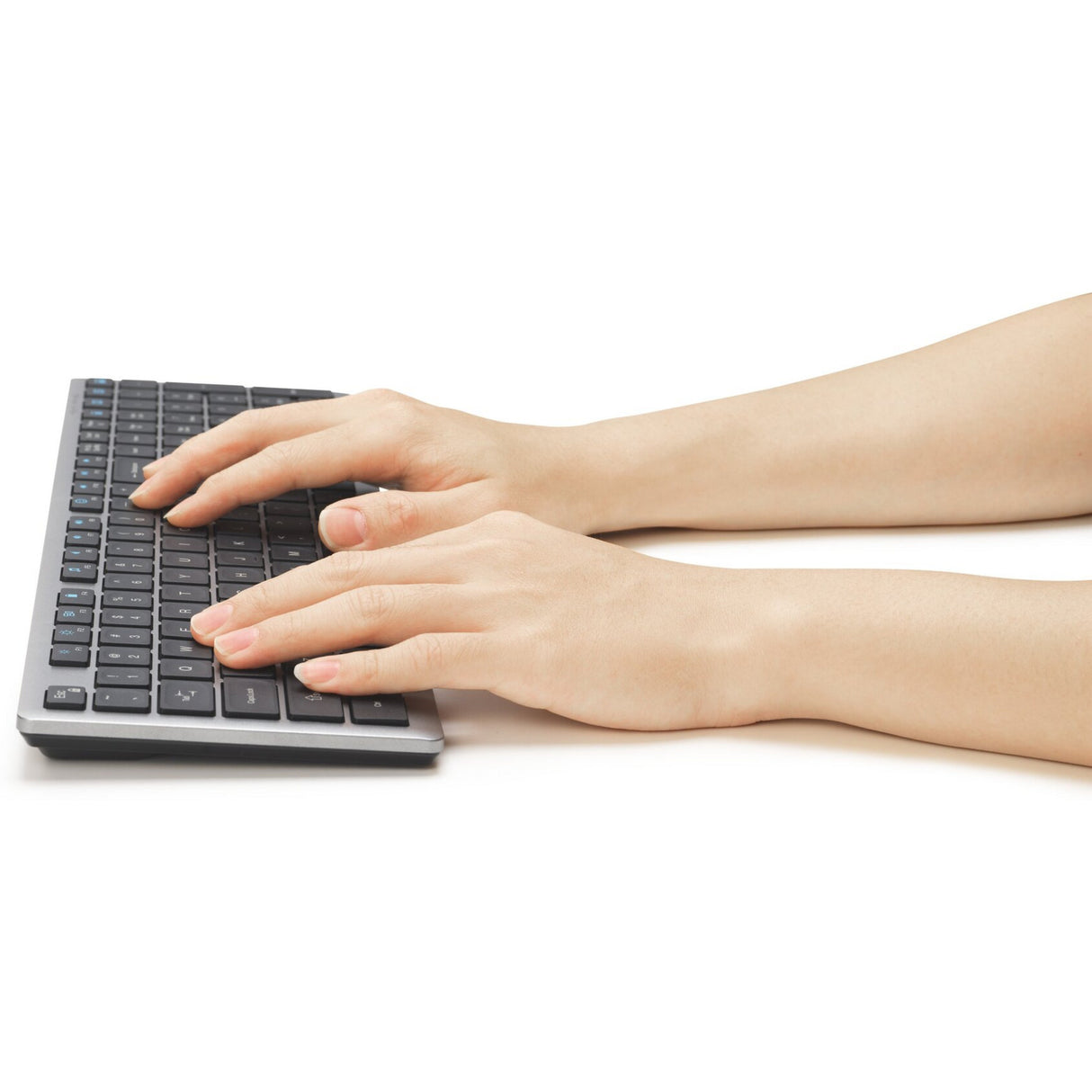 Kensington KB535 EQ wiederaufladbare Tastatur für mehrere Geräte (US-internationales Layout (QWERTY), Scherenschalter, 100 %, USB, 2,4 GHz, Bluetooth 5.4)