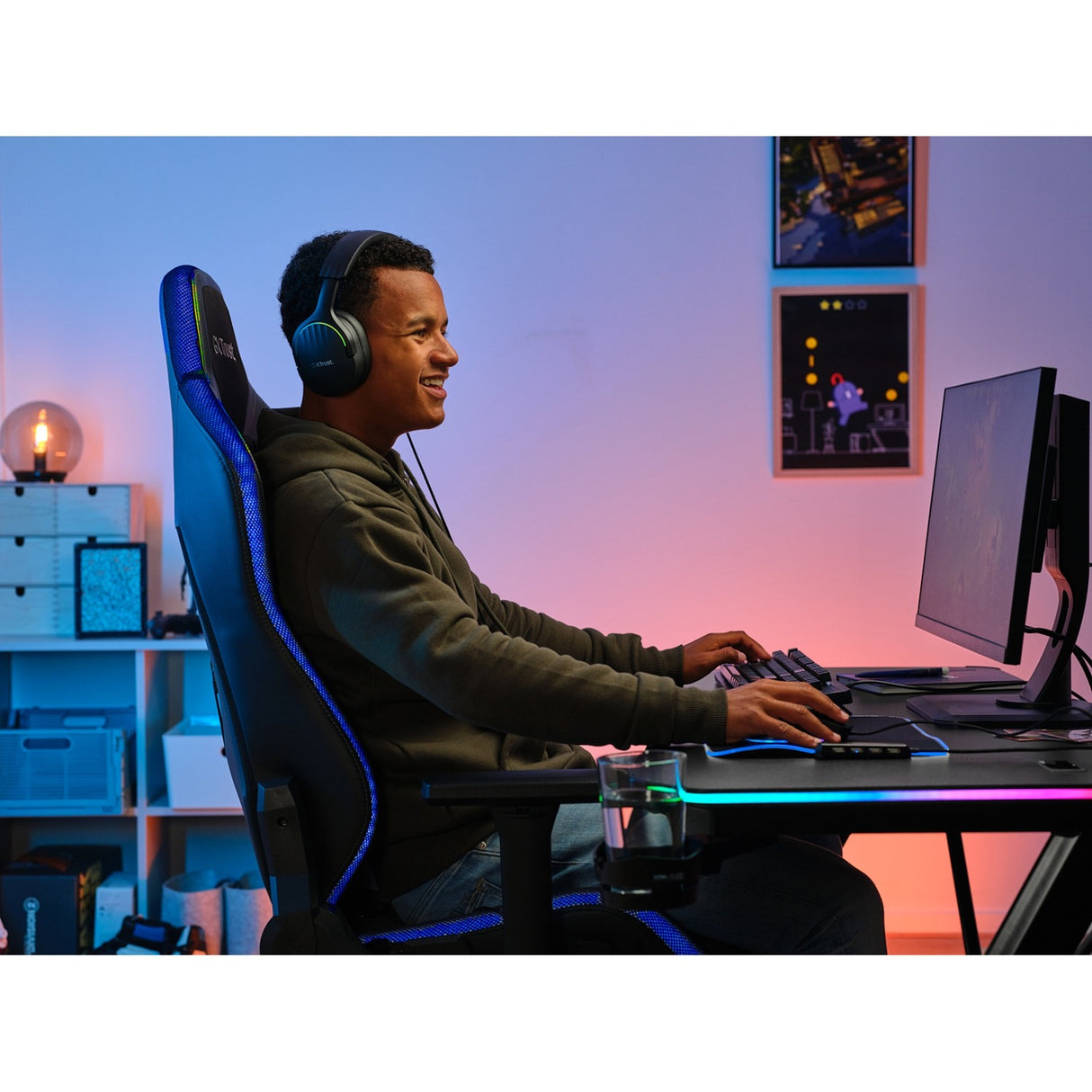Vertrauen Sie dem GXT 709 Luminus RGB-Gaming-Schreibtisch