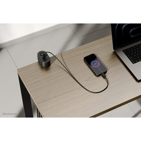 Neomounts DS22-840BL6 Tischsteckdose mit Klemme und USB-C- und USB-A-Anschlüssen – Schnelllade-Steckdosenleiste (schwarz)