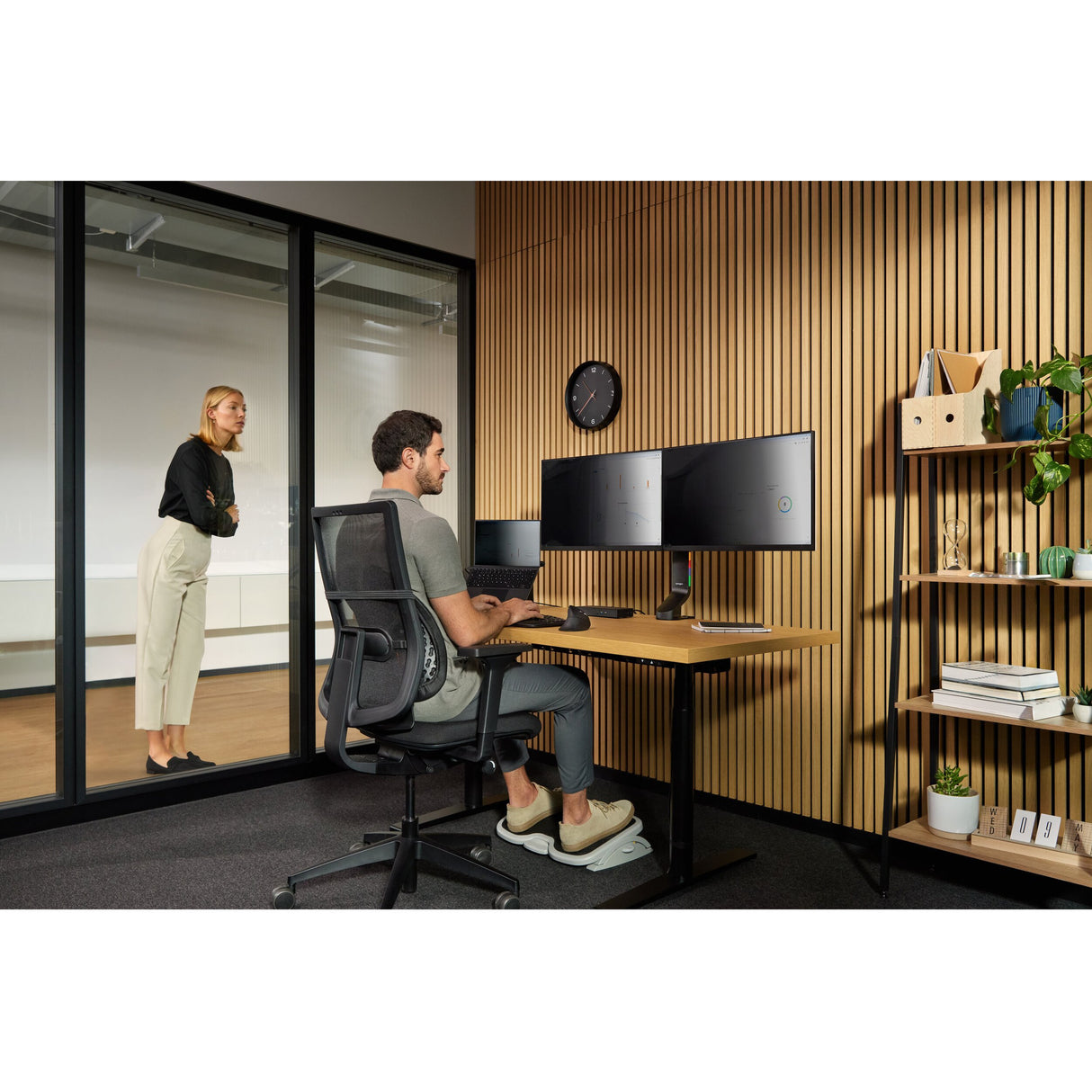 Kensington Pro Fit Ergo KB675 EQ TKL wiederaufladbare Tastatur (schwarz, EU-Layout (QWERTY), Membran, 80 % (TKL), Bluetooth, 2,4 GHz)