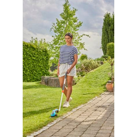 Gardena Akku-Grasschere Comfortcut Li Set (türkisschwarz, inkl. Li-Ionen-Akku 3,0 Ah, Räder und ein Teleskopstiel)