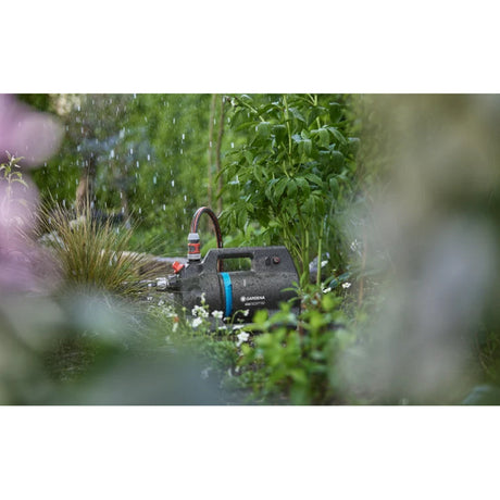 Gardena Akku-Bewässerungspumpe 3000 Silent 18V P4A Fertigset inkl. Akku und Ladegerät (dunkelgrau türkis, 14610-20 | Pumpe | Akku | Ladegerät)