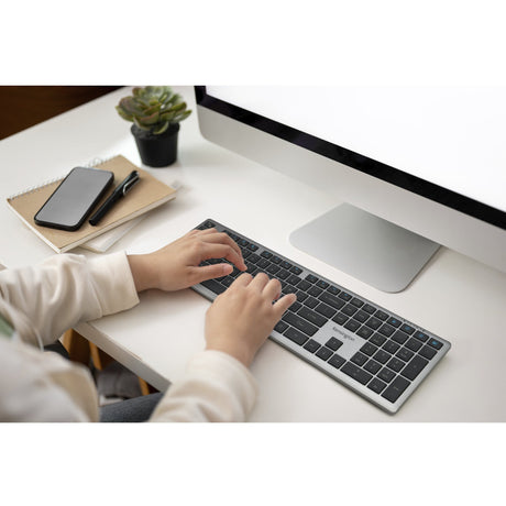 Kensington KB535 EQ wiederaufladbare Tastatur für mehrere Geräte (US-internationales Layout (QWERTY), Scherenschalter, 100 %, USB, 2,4 GHz, Bluetooth 5.4)