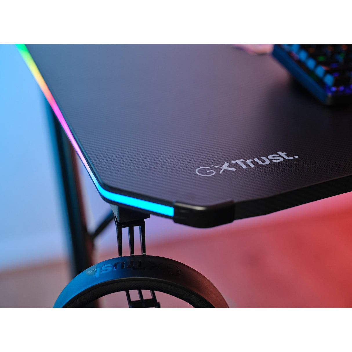 Vertrauen Sie dem GXT 709 Luminus RGB-Gaming-Schreibtisch