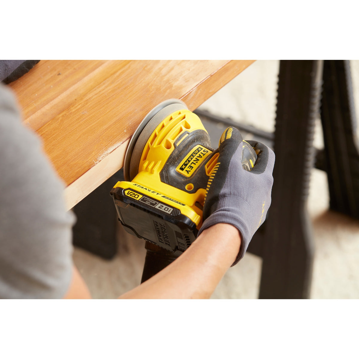Stanley Fatmax V20 18 V Exzenterschleifer (gelb schwarz, weiche Tasche, Akku (2,0 Ah) und Ladegerät (2 A) im Lieferumfang enthalten)