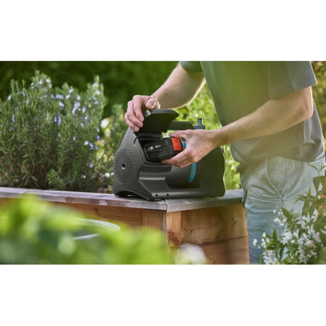 Gardena Akku-Bewässerungspumpe 3000 Silent 18V P4A Fertigset inkl. Akku und Ladegerät (dunkelgrau türkis, 14610-20 | Pumpe | Akku | Ladegerät)
