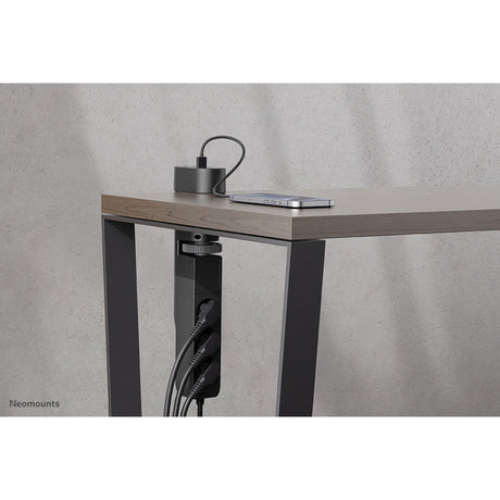 Neomounts DS22-840BL6 Tischsteckdose mit Klemme und USB-C- und USB-A-Anschlüssen – Schnelllade-Steckdosenleiste (schwarz)