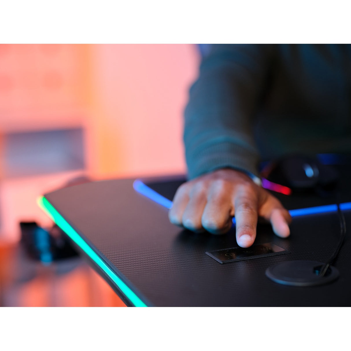Vertrauen Sie dem GXT 709 Luminus RGB-Gaming-Schreibtisch