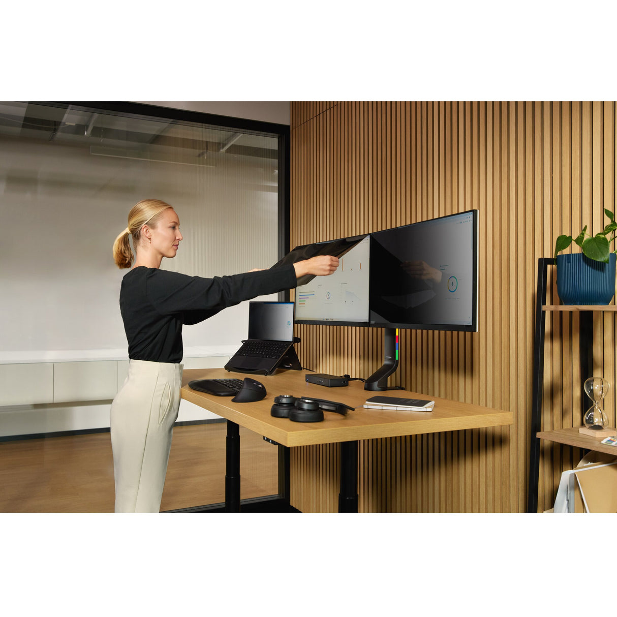 Kensington Pro Fit Ergo KB675 EQ TKL wiederaufladbare Tastatur (schwarz, EU-Layout (QWERTY), Membran, 80 % (TKL), Bluetooth, 2,4 GHz)