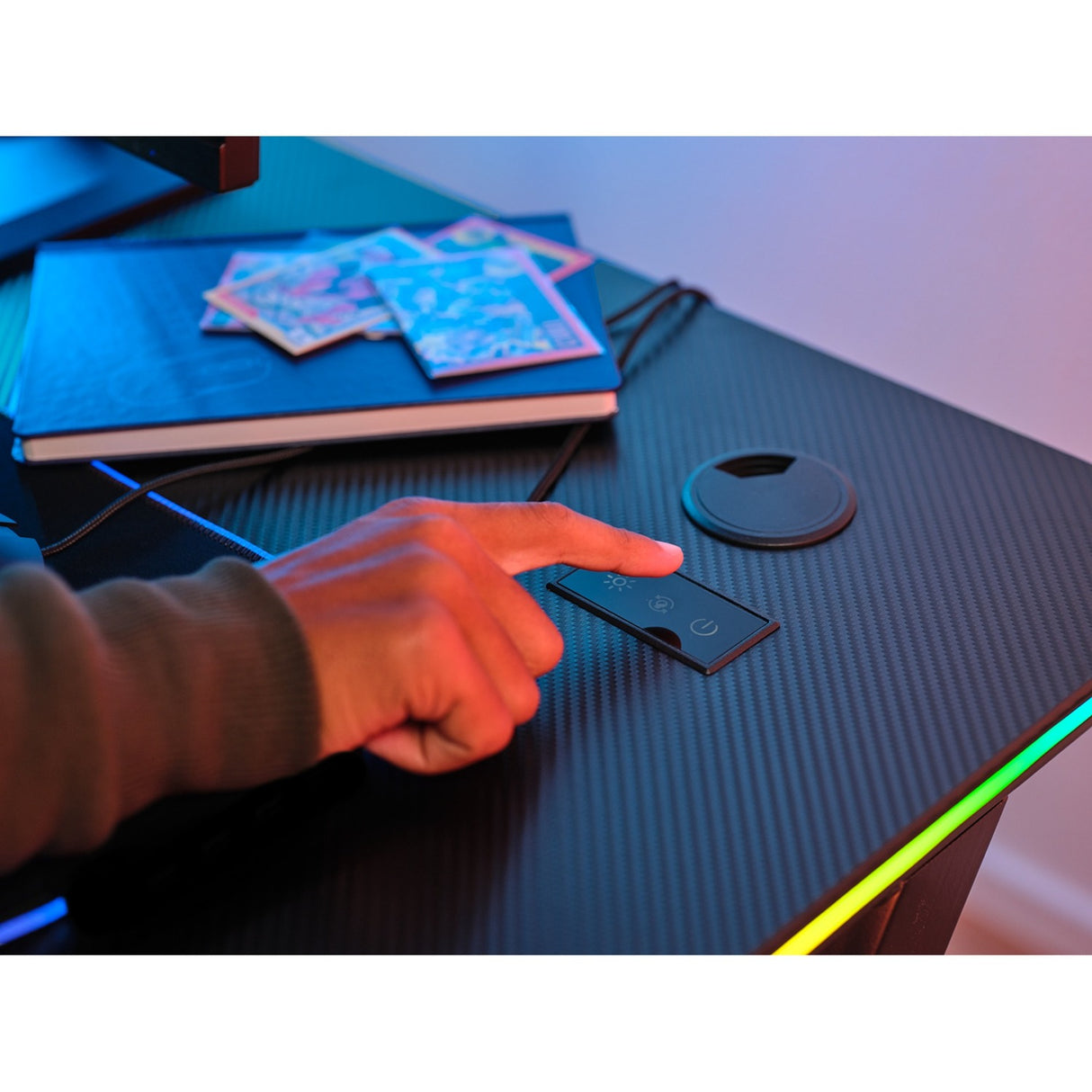 Vertrauen Sie dem GXT 709 Luminus RGB-Gaming-Schreibtisch
