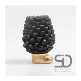 Season inspired decoration vaas dennenappel op voet 11,8x11,8x16cm zwart